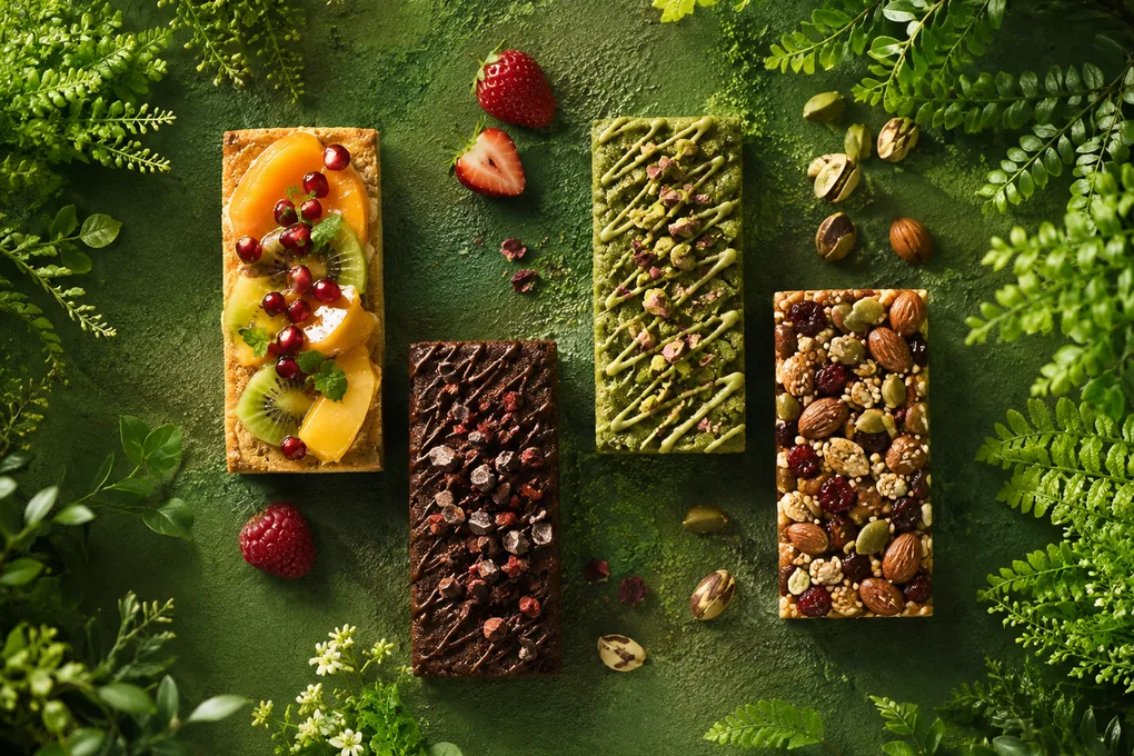 森の植物に囲まれた果実やチョコレートのパウンドケーキ